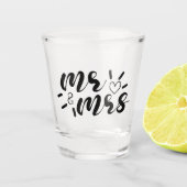 Meneer en mevrouw typografie met harten bruiloft shot glas (Voorkant)