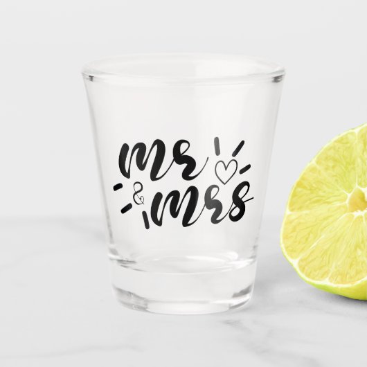 Meneer en mevrouw typografie met harten bruiloft shot glas (Voorkant)