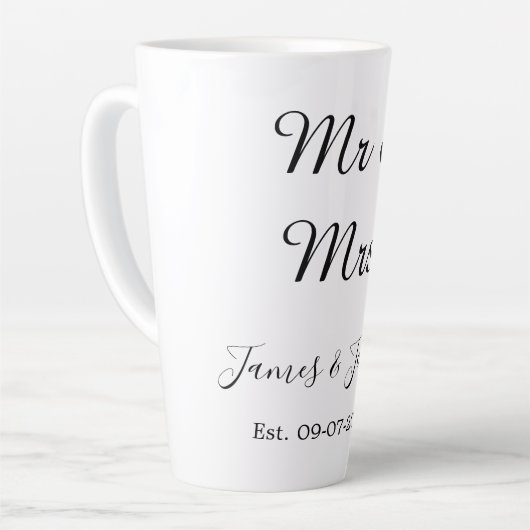 Meneer en mevrouw voegen de naam toe. Datum jaar b Latte Mok (Linkerhoek)