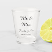 Meneer en mevrouw voegen de naam toe. Datum jaar b Shot Glas (Voorkant)