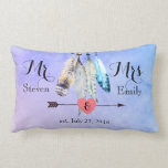 Meneer en mevrouw Wedding Date waterverf veren Kussen<br><div class="desc">Een trouwdatum herdenkingskussen met ruimte om te personaliseren met de namen van de bruid en bruidegoms. Mr. (voornaam) en Mrs. (voornaam), est. (trouwdatum). Een waterverf ontwerp met vier zacht, delicaat uitziende veren die samen aan de bovenrand hangen. Een pijl met een hart erdoorheen onderaan. De achtergrond is een zacht paarse...</div>