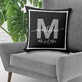 Meneer Mevrouw Naam Zwart Pasgetrouwd Monogram Kussen