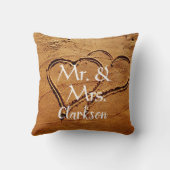 Meneer & mevrouw noemen twee harten in zandstrand  kussen (Achterkant)