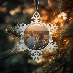 Meneer & mevrouw Passen getrouwd Foto Tin Sneeuwvlok Ornament<br><div class="desc">Eerste kerstcadeau voor nieuwe huwelijken of je nieuwe echtgenoot. "Mr & Mrs" script overlay bovenop uw foto.</div>