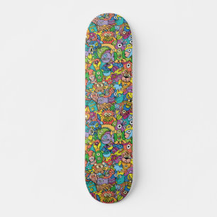 Mengsel van vreemde doodles in een speels carnaval persoonlijk skateboard