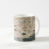 Mengsels tegen de achtergrond van de wandtextuur. koffiemok (Voorkant rechts)