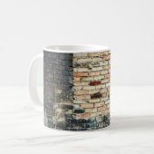 Mengsels tegen de achtergrond van de wandtextuur. koffiemok (Voorkant links)