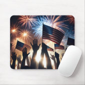 Menigte met Amerikaanse vlaggen die vuurwerk bekij Muismat (Met muis)