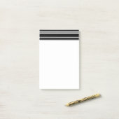Menigten oneven zwarte en witte strepen post-it® notes (Op bureau)