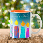 Menorah Candles Happy Hanukkah Script op Turquoise Tweekleurige Koffiemok<br><div class="desc">"Happy Hanukkah." Hier is een gemakkelijke manier om elke ochtend in de vakantiestemming te komen. Voeg je dag extra lik toe wanneer je je favoriete drank ontspant in deze kleurrijke, aangepaste Hanukkah-mok. Een speelse, artsy illustratie van blauwe menorakaarsen met kleurrijke faux folie patronen en moderne typografie bedekken een turkooisgradiënt tot...</div>