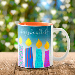 Menorah Candles Happy Hanukkah Script op Turquoise Tweekleurige Koffiemok<br><div class="desc">"Happy Hanukkah." Hier is een gemakkelijke manier om elke ochtend in de vakantiestemming te komen. Voeg je dag extra lik toe wanneer je je favoriete drank ontspant in deze kleurrijke, aangepaste Hanukkah-mok. Een speelse, artsy illustratie van blauwe menorakaarsen met kleurrijke faux folie patronen en moderne typografie bedekken een turkooisgradiënt tot...</div>