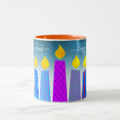 Menorah Candles Happy Hanukkah Script op Turquoise Tweekleurige Koffiemok (Center)