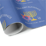 Menorah Dreidel | BARUCH ATAH ADONAI | Hanukkah Cadeaupapier<br><div class="desc">Stijlvolle, elegante CHANUKAH BLESSINGS Wrapping Paper. Het ontwerp shows een gouden kleurige MENORAH met een multicolored STAR VAN DAVID en zilver grijs DREIDEL. Bovenaan staat een gekromde tekst waarin staat dat CHANUKAH BLESSINGS en onderaan de tekst BARUCH ATAH, ADONAI (verbijsterd ben jij, O God) staat. De achtergrondkleur is israëlisch blauw....</div>