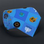Menorah dreidels star stropdas<br><div class="desc">Viel acht dagen en acht nachten van het festival van Lichten met Hanukkakaarten en geschenken. Het festival van de lichten is hier. Licht de menorah aan, speel met het droesdel en feast op latkes en sufganiyots. Viel de geest van Hanukkah met vrienden, familie en geliefden om hen Happy Hanukkah te...</div>