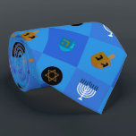 Menorah dreidels star stropdas<br><div class="desc">Viel acht dagen en acht nachten van het festival van Lichten met Hanukkakaarten en geschenken. Het festival van de lichten is hier. Licht de menorah aan, speel met het droesdel en feast op latkes en sufganiyots. Viel de geest van Hanukkah met vrienden, familie en geliefden om hen Happy Hanukkah te...</div>