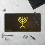 Menorah Flame Bureaumat<br><div class="desc">Een bruine en gouden digitale weergave van de Joodse zevenvertakte menora (Hebreeuws: מְנוֹרָה). Aanpassen door uw eigen tekst toe te voegen. De zeven vertakte menora, gebruikt in het draagbare heiligdom dat door Mozes in de wildernis en later in de Tempel in Jeruzalem is opgezet, is sinds de oudheid een symbool...</div>