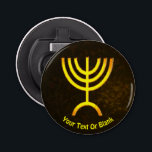 Menorah Flame Button Flesopener<br><div class="desc">Een bruine en gouden digitale weergave van de joodse zeven-vertakte menorah (Hebreeuws: מְ נ וֹ ה ‎). Voeg onze eigen tekst toe. De zeven-vertakte menorah, die wordt gebruikt in het draagbaar toevluchtsoord dat door Mozes in de wildernis en later in de tempel in Jeruzalem is opgezet, is sinds de oudheid...</div>