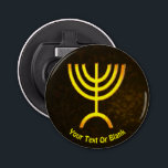 Menorah Flame Button Flesopener<br><div class="desc">Een bruine en gouden digitale weergave van de joodse zeven-vertakte menorah (Hebreeuws: מְ נ וֹ ה ‎). Voeg onze eigen tekst toe. De zeven-vertakte menorah, die wordt gebruikt in het draagbaar toevluchtsoord dat door Mozes in de wildernis en later in de tempel in Jeruzalem is opgezet, is sinds de oudheid...</div>