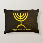 Menorah Flame Decoratief Kussen<br><div class="desc">Een bruine en gouden digitale weergave van de Joodse zevenvertakte menora (Hebreeuws: מְנוֹרָה). Voeg je eigen tekst toe aan zowel de voor- als achterzijde. De zeven vertakte menora, gebruikt in het draagbare heiligdom dat door Mozes in de woestijn en later in de tempel in Jeruzalem werd opgericht, is sinds de...</div>