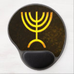 Menorah Flame Gel Muismat<br><div class="desc">Een digitale weergave van de joodse zeven-vertakte menorah (Hebreeuws: מְ נ רָ ה ‎). De zeven-vertakte menorah, die wordt gebruikt in het draagbaar toevluchtsoord dat door Mozes in de wildernis en later in de tempel in Jeruzalem is opgezet, is sinds de oudheid een symbool van het jodendom en is het...</div>