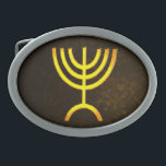 Menorah Flame Gesp<br><div class="desc">Een digitale weergave van de Joodse zevenvertakte menora (Hebreeuws: מְנוֹרָה). De zeven vertakte menora, gebruikt in het draagbare heiligdom dat door Mozes in de woestijn en later in de tempel in Jeruzalem werd opgericht, is sinds de oudheid een symbool van het jodendom en is het embleem op het wapen van...</div>