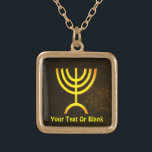 Menorah Flame Goud Vergulden Ketting<br><div class="desc">Een digitale weergave van de joodse zeven-vertakte menorah (Hebreeuws: מְ נ רָ ה ‎). De zeven-vertakte menorah, die wordt gebruikt in het draagbaar toevluchtsoord dat door Mozes in de wildernis en later in de tempel in Jeruzalem is opgezet, is sinds de oudheid een symbool van het jodendom en is het...</div>