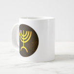 Menorah Flame Grote Koffiekop<br><div class="desc">Een digitale weergave van de joodse zeven-vertakte menorah (Hebreeuws: מְ נ רָ ה ‎). De zeven-vertakte menorah, die wordt gebruikt in het draagbaar toevluchtsoord dat door Mozes in de wildernis en later in de tempel in Jeruzalem is opgezet, is sinds de oudheid een symbool van het jodendom en is het...</div>