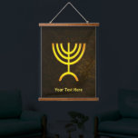 Menorah Flame Hangend Wandkleed<br><div class="desc">Een bruine en gouden digitale weergave van de Joodse zevenvertakte menora (Hebreeuws: מְנוֹרָה). Aanpassen door uw eigen tekst toe te voegen. De zeven vertakte menora, gebruikt in het draagbare heiligdom dat door Mozes in de wildernis en later in de Tempel in Jeruzalem is opgezet, is sinds de oudheid een symbool...</div>
