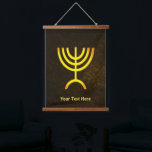 Menorah Flame Hangend Wandkleed<br><div class="desc">Een bruine en gouden digitale weergave van de Joodse zevenvertakte menora (Hebreeuws: מְנוֹרָה). Aanpassen door uw eigen tekst toe te voegen. De zeven vertakte menora, gebruikt in het draagbare heiligdom dat door Mozes in de wildernis en later in de Tempel in Jeruzalem is opgezet, is sinds de oudheid een symbool...</div>
