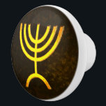 Menorah Flame Keramische Knop<br><div class="desc">Een bruine en gouden digitale weergave van de joodse zeven-vertakte menorah (Hebreeuws: מְ נ וֹ ה ‎). De zeven-vertakte menorah, die wordt gebruikt in het draagbaar toevluchtsoord dat door Mozes in de wildernis en later in de tempel in Jeruzalem is opgezet, is sinds de oudheid een symbool van het jodendom...</div>