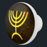 Menorah Flame Keramische Knop<br><div class="desc">Een bruine en gouden digitale weergave van de joodse zeven-vertakte menorah (Hebreeuws: מְ נ וֹ ה ‎). De zeven-vertakte menorah, die wordt gebruikt in het draagbaar toevluchtsoord dat door Mozes in de wildernis en later in de tempel in Jeruzalem is opgezet, is sinds de oudheid een symbool van het jodendom...</div>