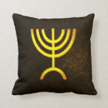 Menorah Flame Kussen<br><div class="desc">Een digitale weergave van de joodse zeven-vertakte menorah (Hebreeuws: מְ נ רָ ‎). De zeven-vertakte menorah, die wordt gebruikt in het draagbaar toevluchtsoord dat door Mozes in de wildernis en later in de tempel in Jeruzalem is opgezet, is sinds de oudheid een symbool van het jodendom en is het symbool...</div>