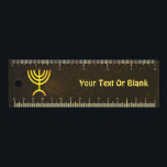 Menorah Flame Lineaal<br><div class="desc">Een bruine en gouden digitale weergave van de joodse zeven-vertakte menorah (Hebreeuws: מְ נ וֹ ה ). Voeg je eigen tekst toe. De zeven-vertakte menorah, die wordt gebruikt in het draagbaar toevluchtsoord dat door Mozes in de wildernis en later in de tempel in Jeruzalem is opgezet, is sinds de oudheid...</div>