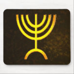 Menorah Flame Muismat<br><div class="desc">Een digitale weergave van de joodse zeven-vertakte menorah (Hebreeuws: מְ נ רָ ה ‎). De zeven-vertakte menorah, die wordt gebruikt in het draagbaar toevluchtsoord dat door Mozes in de wildernis en later in de tempel in Jeruzalem is opgezet, is sinds de oudheid een symbool van het jodendom en is het...</div>