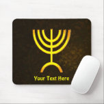 Menorah Flame Muismat<br><div class="desc">Een digitale weergave van de Joodse zevenvertakte menora (Hebreeuws: מְנוֹרָה). Aanpassen door uw eigen tekst toe te voegen. De zeven vertakte menora, gebruikt in het draagbare heiligdom dat door Mozes in de wildernis en later in de Tempel in Jeruzalem is opgezet, is sinds de oudheid een symbool van het jodendom...</div>