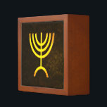 Menorah Flame Pennenhouder<br><div class="desc">Een bruine en gouden digitale weergave van de joodse zeven-vertakte menorah (Hebreeuws: מְ נ וֹ ה ‎). De zeven-vertakte menorah, die wordt gebruikt in het draagbaar toevluchtsoord dat door Mozes in de wildernis en later in de tempel in Jeruzalem is opgezet, is sinds de oudheid een symbool van het jodendom...</div>