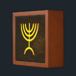Menorah Flame Pennenhouder<br><div class="desc">Een bruine en gouden digitale weergave van de joodse zeven-vertakte menorah (Hebreeuws: מְ נ וֹ ה ). De zeven-vertakte menorah, die wordt gebruikt in het draagbaar toevluchtsoord dat door Mozes in de wildernis en later in de tempel in Jeruzalem is opgezet, is sinds de oudheid een symbool van het jodendom...</div>