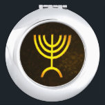 Menorah Flame Reisspiegeltje<br><div class="desc">Een bruine en gouden digitale weergave van de joodse zeven-vertakte menorah (Hebreeuws: מְ נ וֹ ה ‎). De zeven-vertakte menorah, die wordt gebruikt in het draagbaar toevluchtsoord dat door Mozes in de wildernis en later in de tempel in Jeruzalem is opgezet, is sinds de oudheid een symbool van het jodendom...</div>