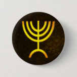 Menorah Flame Ronde Button 5,7 Cm<br><div class="desc">Een digitale weergave van de joodse zeven-vertakte menorah (Hebreeuws: מְ נ רָ ה ‎). De zeven-vertakte menorah, die wordt gebruikt in het draagbaar toevluchtsoord dat door Mozes in de wildernis en later in de tempel in Jeruzalem is opgezet, is sinds de oudheid een symbool van het jodendom en is het...</div>