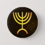 Menorah Flame Ronde Button 5,7 Cm<br><div class="desc">Een digitale weergave van de joodse zeven-vertakte menorah (Hebreeuws: מְ נ רָ ה ‎). De zeven-vertakte menorah, die wordt gebruikt in het draagbaar toevluchtsoord dat door Mozes in de wildernis en later in de tempel in Jeruzalem is opgezet, is sinds de oudheid een symbool van het jodendom en is het...</div>