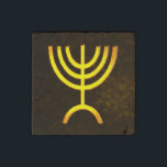 Menorah Flame Stenen Magneet<br><div class="desc">Een digitale weergave van de joodse zeven-vertakte menorah (Hebreeuws: מְ נ רָ ה ). De zeven-vertakte menorah, die wordt gebruikt in het draagbaar toevluchtsoord dat door Mozes in de wildernis en later in de tempel in Jeruzalem is opgezet, is sinds de oudheid een symbool van het jodendom en is het...</div>