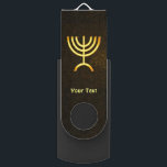 Menorah Flame USB Stick<br><div class="desc">Een bruine en gouden digitale weergave van de joodse zeven-vertakte menorah (Hebreeuws: מְ נ וֹ ה ). Voeg je eigen tekst toe. De zeven-vertakte menorah, die wordt gebruikt in het draagbaar toevluchtsoord dat door Mozes in de wildernis en later in de tempel in Jeruzalem is opgezet, is sinds de oudheid...</div>