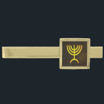 Menorah Flame Vergulde Dasspeld<br><div class="desc">Een bruine en gouden digitale weergave van de joodse zeven-vertakte menorah (Hebreeuws: מ נ ו ה ). De zeven-vertakte menorah, die wordt gebruikt in het draagbaar toevluchtsoord dat door Mozes in de wildernis en later in de tempel in Jeruzalem is opgezet, is sinds de oudheid een symbool van het jodendom...</div>