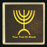 Menorah Flame Vergulde Reverspeld<br><div class="desc">Een bruine en gouden digitale weergave van de joodse zeven-vertakte menorah (Hebreeuws: מְ נ וֹ ה ‎). Voeg je eigen tekst toe. De zeven-vertakte menorah, die wordt gebruikt in het draagbaar toevluchtsoord dat door Mozes in de wildernis en later in de tempel in Jeruzalem is opgezet, is sinds de oudheid...</div>