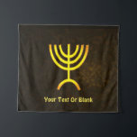 Menorah Flame Wandkleed<br><div class="desc">Een bruine en gouden digitale weergave van de joodse zeven-vertakte menorah (Hebreeuws: מְ נ וֹ ה ‎). Voeg je eigen tekst toe. De zeven-vertakte menorah, die wordt gebruikt in het draagbaar toevluchtsoord dat door Mozes in de wildernis en later in de tempel in Jeruzalem is opgezet, is sinds de oudheid...</div>