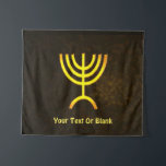 Menorah Flame Wandkleed<br><div class="desc">Een bruine en gouden digitale weergave van de joodse zeven-vertakte menorah (Hebreeuws: מְ נ וֹ ה ). Voeg je eigen tekst toe. De zeven-vertakte menorah, die wordt gebruikt in het draagbaar toevluchtsoord dat door Mozes in de wildernis en later in de tempel in Jeruzalem is opgezet, is sinds de oudheid...</div>