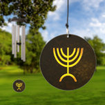 Menorah Flame Windgong<br><div class="desc">Een bruine en gouden digitale weergave van de joodse zeven-vertakte menorah (Hebreeuws: מְ נ וֹ ה ‎). De zeven-vertakte menorah, die wordt gebruikt in het draagbaar toevluchtsoord dat door Mozes in de wildernis en later in de tempel in Jeruzalem is opgezet, is sinds de oudheid een symbool van het jodendom...</div>