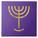 Menorah Gold-Kijk Paars Tegeltje<br><div class="desc">Menorah gouden blik. Personaliseer u door uw eigen naam toe te voegen. Om dit te maken, kunt u een eigen ontwerp maken: 'Klik om verder aan te passen' ... of 'breng dit ontwerp over' om hetzelfde ontwerp af te drukken op een ander product. Waar komt de Menorah vandaan? Het komt...</div>