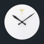 Menorah Gold Ronde Klok<br><div class="desc">Menorah gouden blik. Personaliseer u door uw eigen naam toe te voegen. Om dit te maken, kunt u een eigen ontwerp maken: 'Klik om verder aan te passen' ... of 'breng dit ontwerp over' om hetzelfde ontwerp af te drukken op een ander product. Waar komt de Menorah vandaan? Het komt...</div>