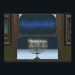 Menorah in het raam<br><div class="desc">Een afbeelding van een traditionele Chanoekah-menorah in een raam. De menorah wordt weerspiegeld in het raam,  er is vorst op het glas,  en sneeuw buiten.</div>